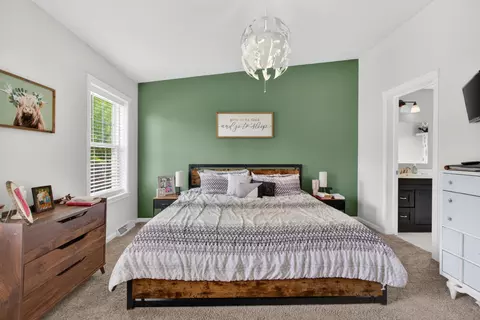 Bedroom - 1990 Oak Leaf Dr, Adrian, MI 49221 photo 2 of 5