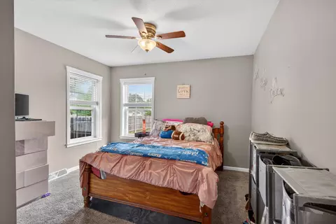 Bedroom - 1990 Oak Leaf Dr, Adrian, MI 49221 photo 3 of 5