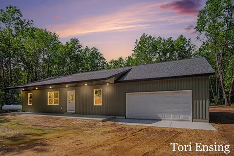 19828 Yankee Rd, Howard City, MI 49329