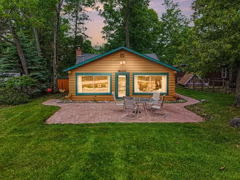 6470 Margaret Ln, Indian River, MI 49749