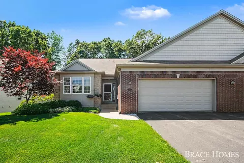 2902 Woodridge Cir NE, Grand Rapids, MI 49525