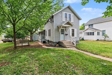 319 N Rowe St, Ludington, MI 49431
