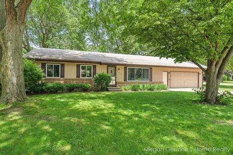 195 Surry Oak Dr, Holland, MI 49424