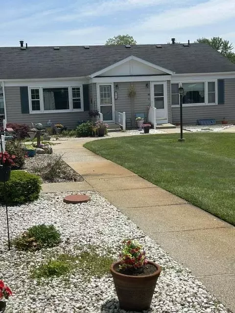 905 Village Ln, Jenison, MI 49428