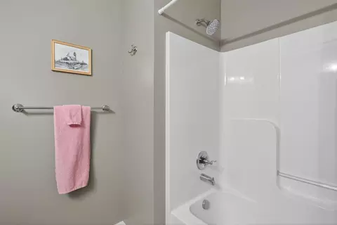Bath - 1928 Coventry Rd, Jackson, MI 49201 photo 3 of 5