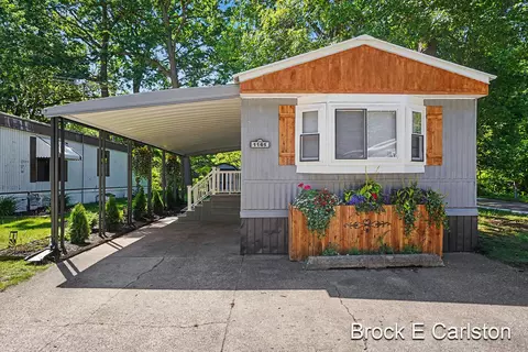 1161 Calgary Dr, Norton Shores, MI 49444