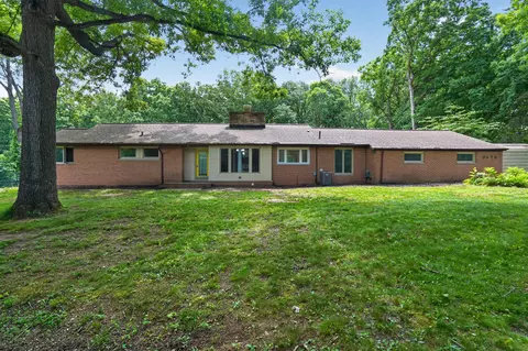 Exterior - 2475 Park Dr, Jackson, MI 49203 photo 2 of 12