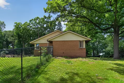 Exterior - 2475 Park Dr, Jackson, MI 49203 photo 5 of 12