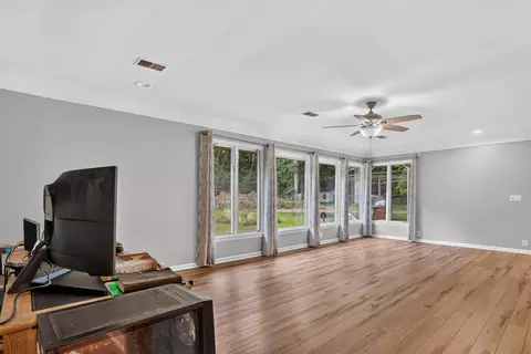 Living - 2475 Park Dr, Jackson, MI 49203 photo 4 of 4