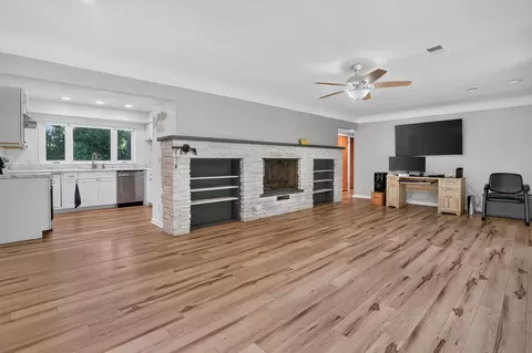 Living - 2475 Park Dr, Jackson, MI 49203 photo 3 of 4
