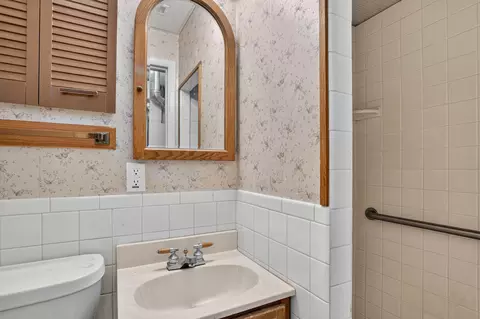 Bath - 2475 Park Dr, Jackson, MI 49203 photo 6 of 6