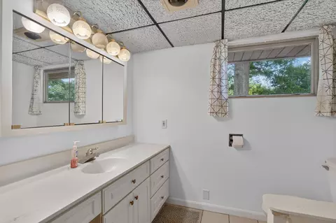 Bath - 2475 Park Dr, Jackson, MI 49203 photo 3 of 6