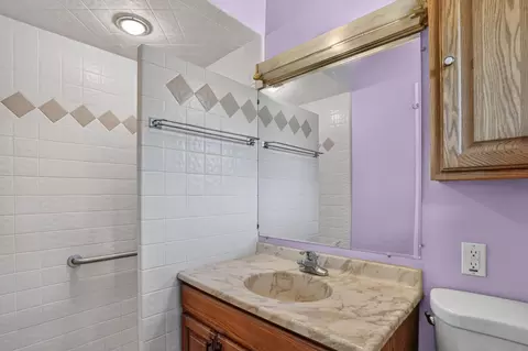 Bath - 2475 Park Dr, Jackson, MI 49203 photo 2 of 6