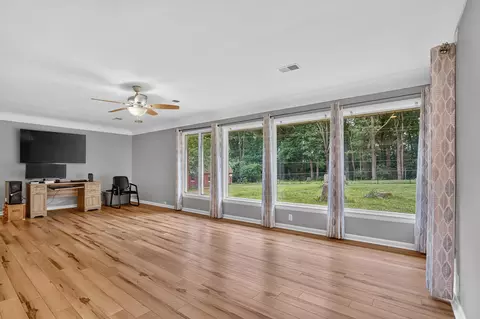 Living - 2475 Park Dr, Jackson, MI 49203 photo 2 of 4