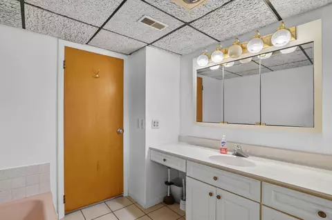 Bath - 2475 Park Dr, Jackson, MI 49203 photo 4 of 6