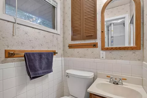 Bath - 2475 Park Dr, Jackson, MI 49203 photo 5 of 6