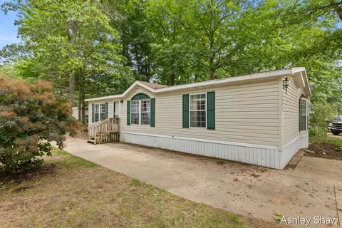 13566 Pinewood Dr, Grand Haven, MI 49417