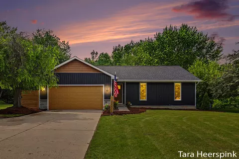 6237 Arroyo Vista Dr NE, Rockford, MI 49341