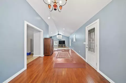 Entry Way - 208 Glasgow Rd, Jackson, MI 49201 photo 2 of 5