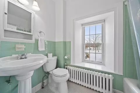 Bath - 208 Glasgow Rd, Jackson, MI 49201 photo 4 of 8