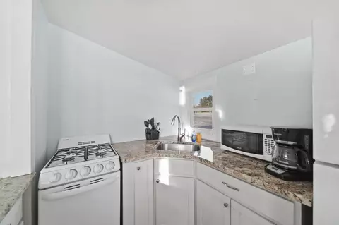 Kitchen - 208 Glasgow Rd, Jackson, MI 49201 photo 5 of 6