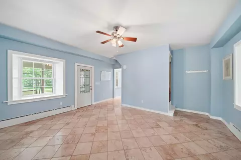 Living - 208 Glasgow Rd, Jackson, MI 49201 photo 2 of 7