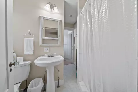 Bath - 208 Glasgow Rd, Jackson, MI 49201 photo 6 of 8