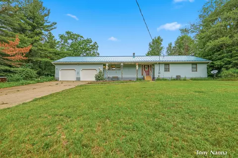 1318 E White Lake Dr, Twin Lake, MI 49457