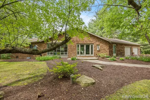 7710 Cascade Pines Dr SE, Grand Rapids, MI 49546