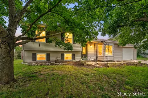 715 E Lincoln St, Hastings, MI 49058