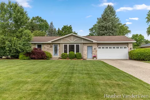 7887 Park Lane Ave, Jenison, MI 49428