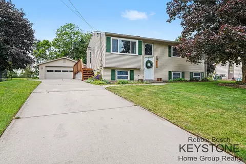 941 Greenwood St, Middleville, MI 49333