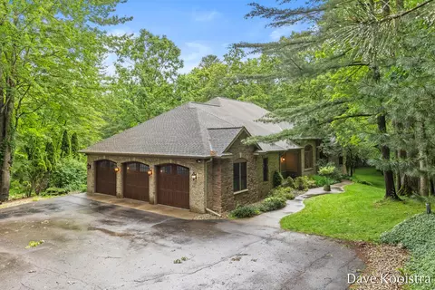 5133 Streamside Ct NE, Rockford, MI 49341