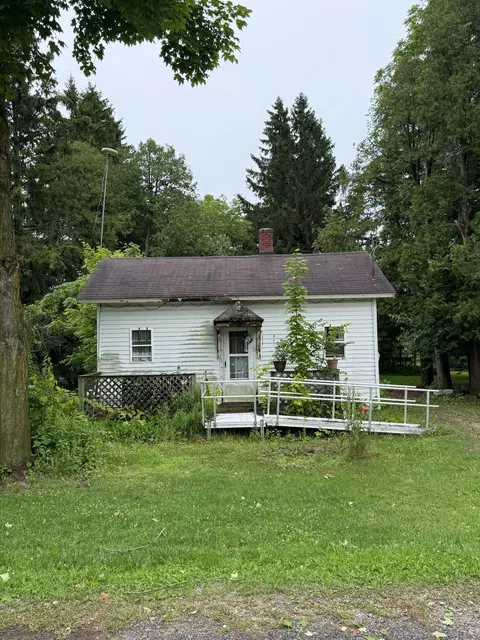 327 W Pine St, Stanton, MI 48888