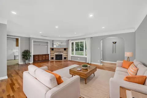 Living - 1253 Levant St, Jackson, MI 49203 photo 4 of 11