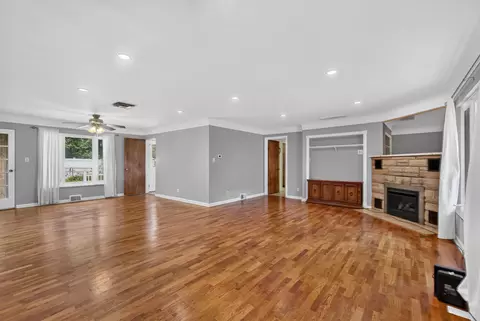 Living - 1253 Levant St, Jackson, MI 49203 photo 9 of 11