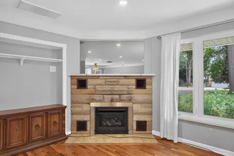 Living - 1253 Levant St, Jackson, MI 49203 photo 6 of 11