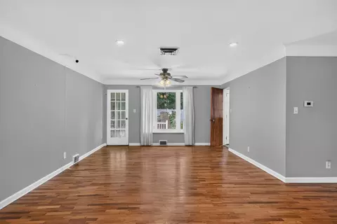 Living - 1253 Levant St, Jackson, MI 49203 photo 2 of 11