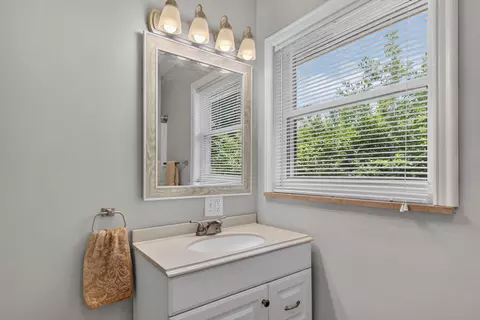 Bath - 1253 Levant St, Jackson, MI 49203 photo 2 of 4