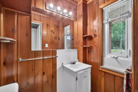 Bath - 1253 Levant St, Jackson, MI 49203 photo 4 of 4