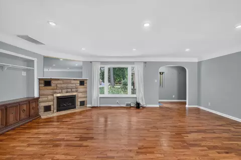 Living - 1253 Levant St, Jackson, MI 49203 photo 5 of 11