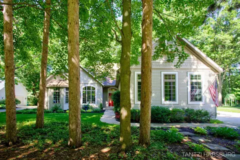 466 Trail Head Dr, Holland, MI 49424