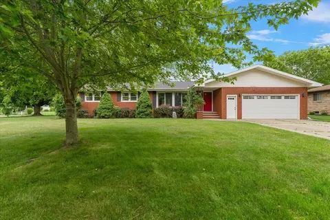 5866 Ponderosa Dr, Stevensville, MI 49127