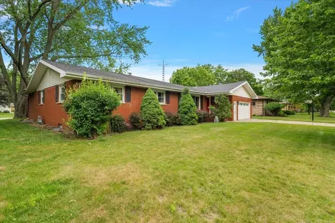 5866 Ponderosa Dr, Stevensville, MI 49127