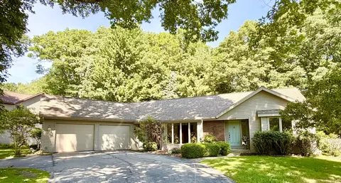 18777 Iroquois Dr, Spring Lake, MI 49456