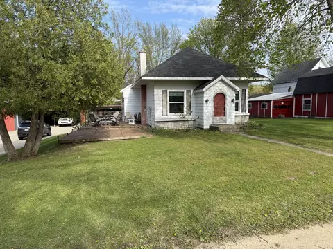 122 N Sherman St, Howard City, MI 49329