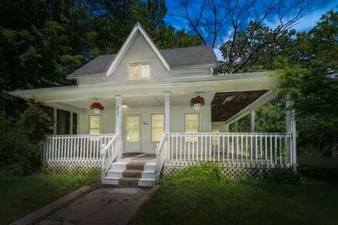 319 S 5th St, Niles, MI 49120