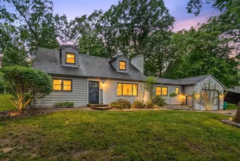 726 Lakeview Dr, Portage, MI 49002