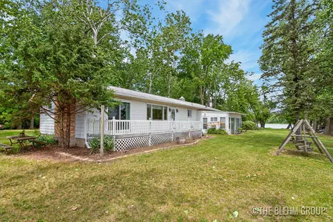 15121 Roberts Shore Dr, Constantine, MI 49042