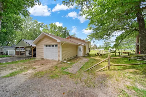 303 Cranberry Lake Rd, Jackson, MI 49201